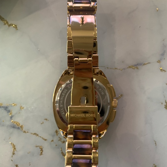 Michael Kors Women Tribecca tortoise watch - Picture 6 of 6